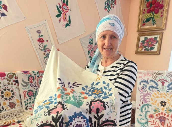 Кич утырып чигәләр: Зирекле авылының «сөлгеләр музее» бар