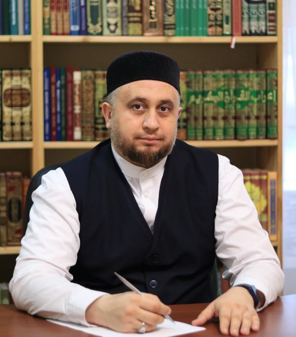 Рөстәм хәзрәт Хәйруллин килен-каенаналарга: «Иелгән башны кылыч кисми»