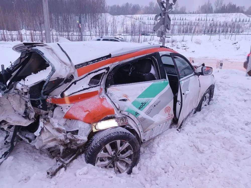 Казанда каршеринг машинасы электричка белән бәрелешкән