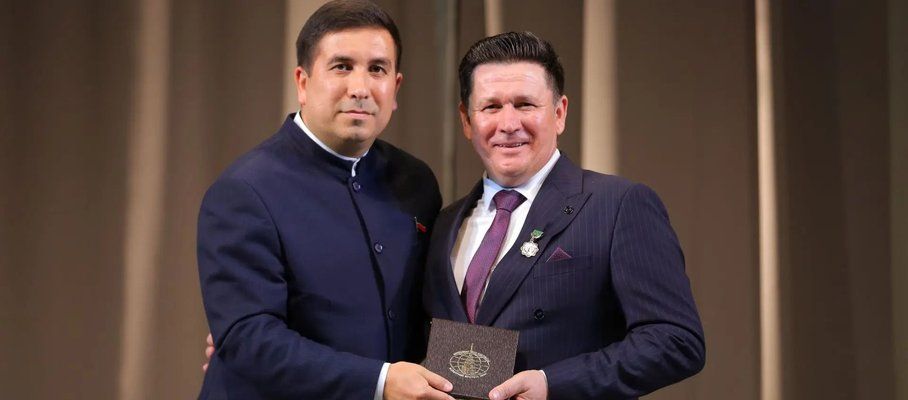 Татарстанның халык артисты Ирек Хафизовка Бөтендөнья татар конгрессының медале тапшырылды