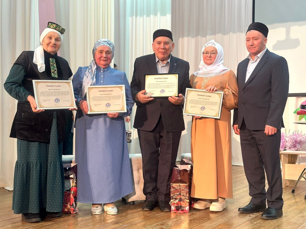 Нормада яшәүчеләр авылларына багышланган ике томлык китап чыгарган