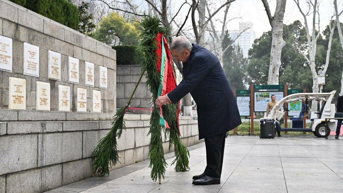 Рөстәм Миңнеханов Кытайның Ухань шәһәрендәге совет очучылары һәйкәленә чәчәкләр салды