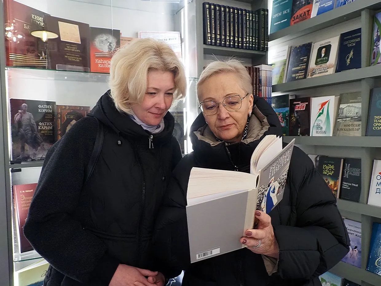 Казанда Татарстан китап нәшриятының яңартылган кибете ачылышыннан ФОТОРЕПОРТАЖ