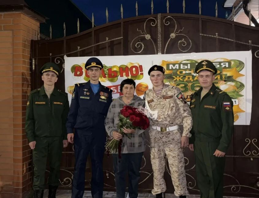 Арча районының бер авылында дүрт егет рәттән армиядән кайткан