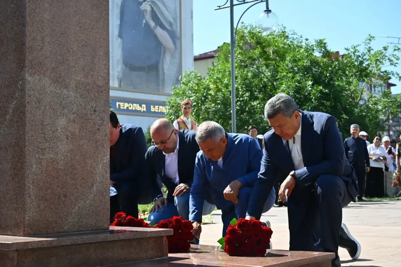 Рөстәм Миңнеханов Казахстанда Габдулла Тукайга бюст ачуда катнашты