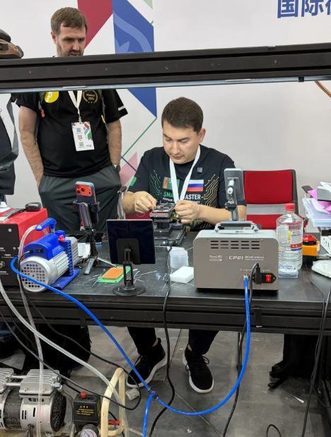 «РОСТКИ»да тәүге тапкыр мобиль смартфоннарны ремонтлау буенча чемпионат уза