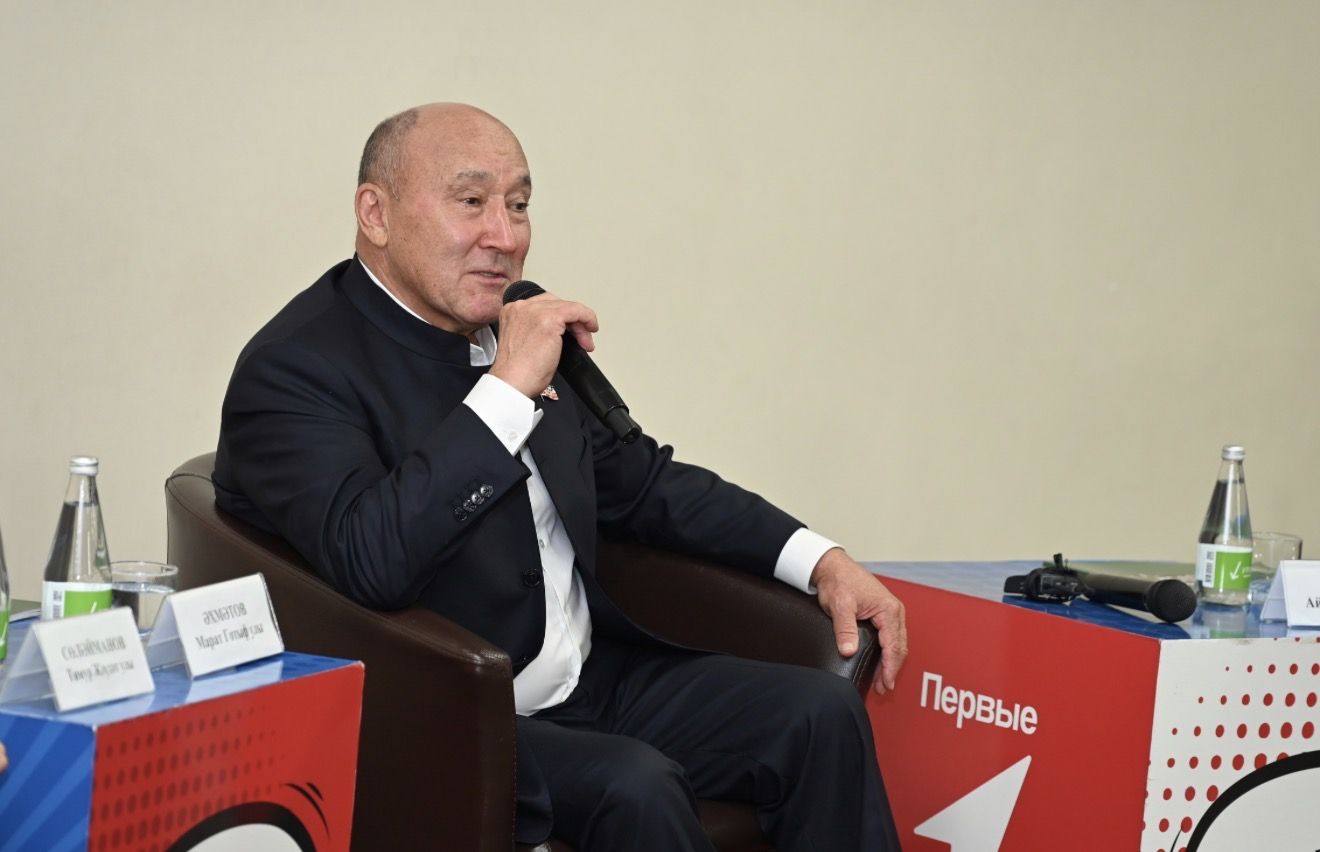 Марат Әхмәтов «Алдынгылар хәрәкәте» һәм «Ура, авылга!» проектын оештыручылар белән очрашты
