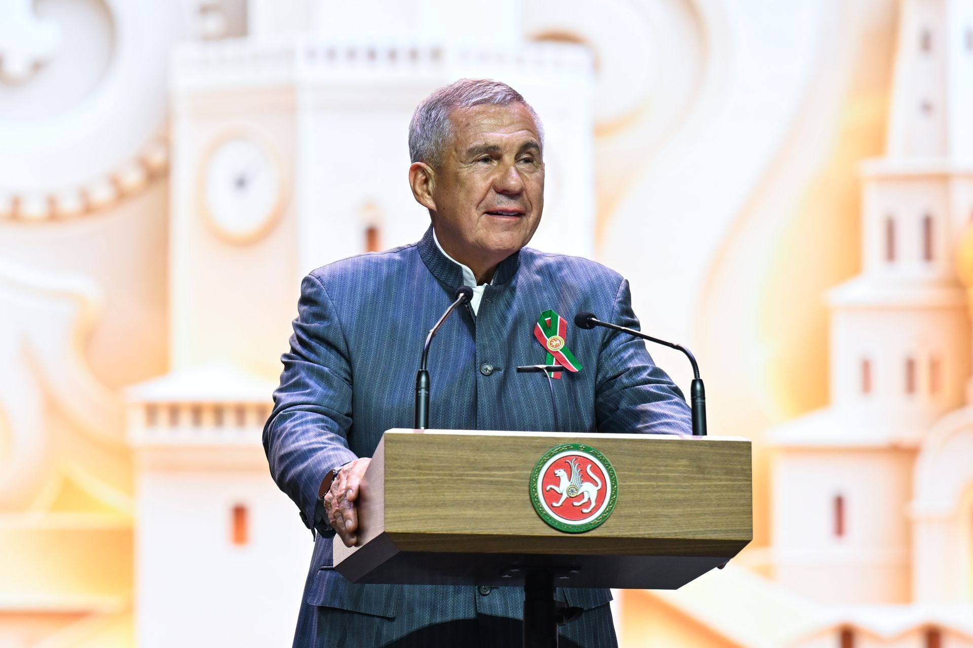 Рөстәм Миңнеханов: «Әлеге күркәм бәйрәм күңелегездә матур тәэсирләр калдырсын!»