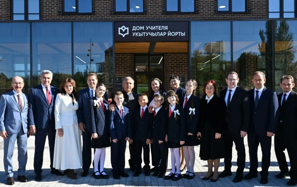 Рөстәм Миңнеханов Укытучы һәйкәле ачылу уңаеннан: «Без сезгә бик рәхмәтлебез!»