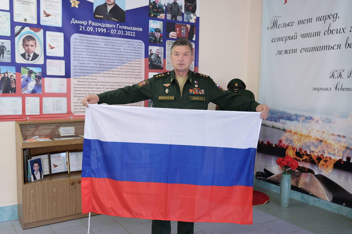 Россия Герое Александр Лапин Дәүләт Думасына сайлауда тавыш бирде