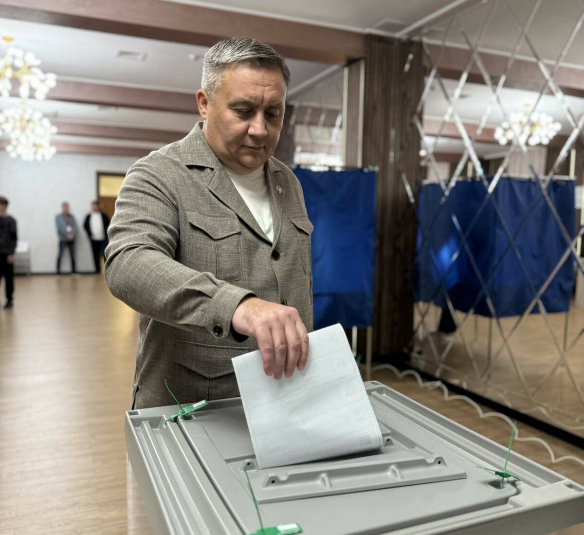 Биектауда министр белән район башлыгы бер сайлау участогында тавыш бирде