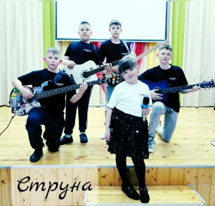 «Бөтен җырын да әтисенә багышлый»: сигез яшьлек кыз патриотик җырлар җырлый