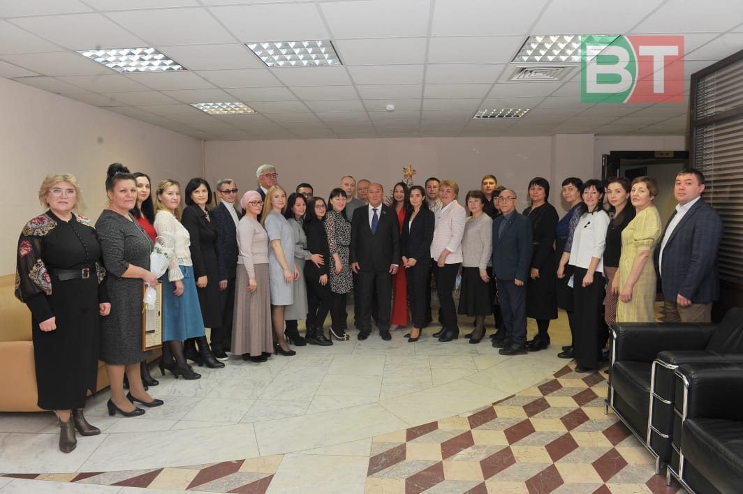 «Ватаным Татарстан» коллективын Яңа ел белән котларга Марат Әхмәтов белән Айрат Зарипов килде (ФОТОРЕПОРТАЖ)