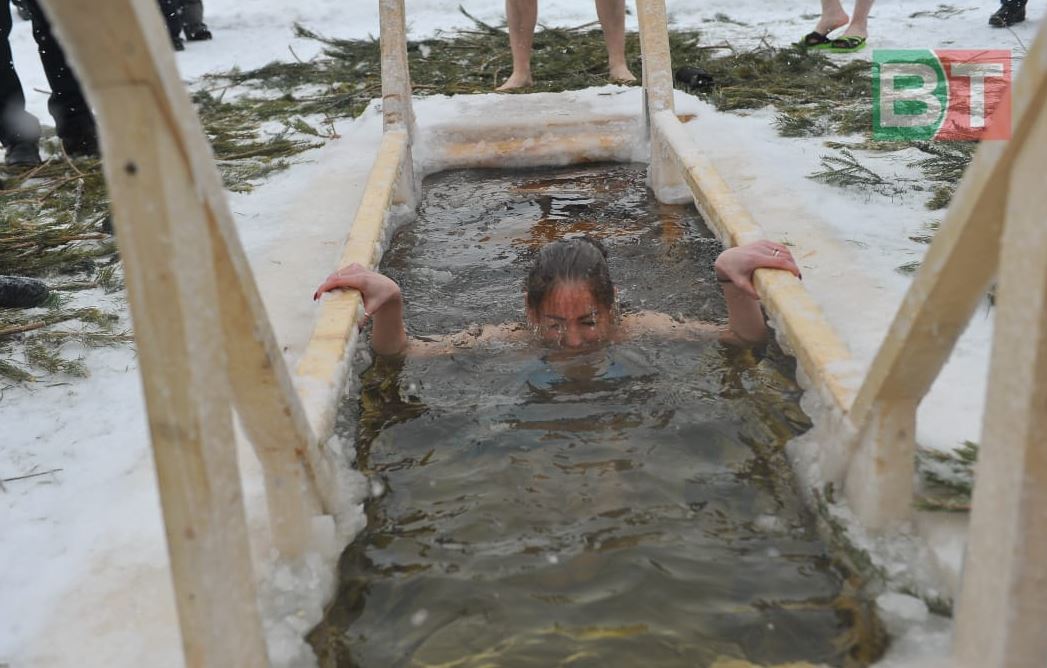 Казанда бәкедә су коендылар (ФОТОРЕПОРТАЖ)