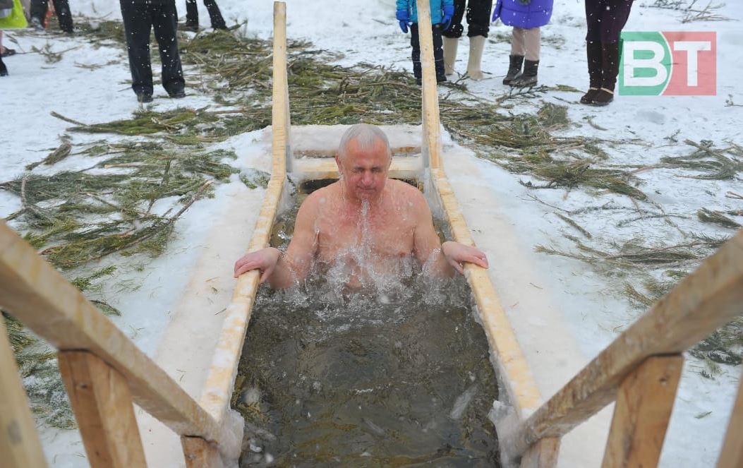 Казанда бәкедә су коендылар (ФОТОРЕПОРТАЖ)