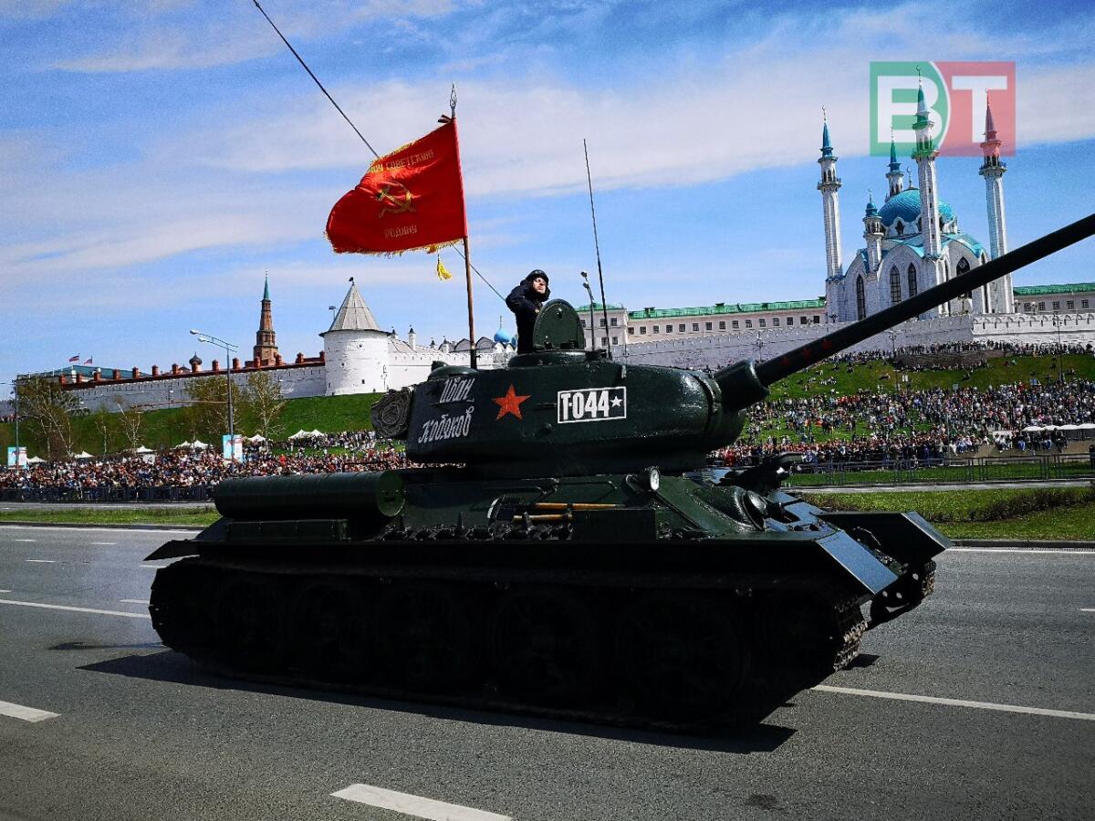 Казанда узган Җиңү парадыннан ФОТОРЕПОРТАЖ