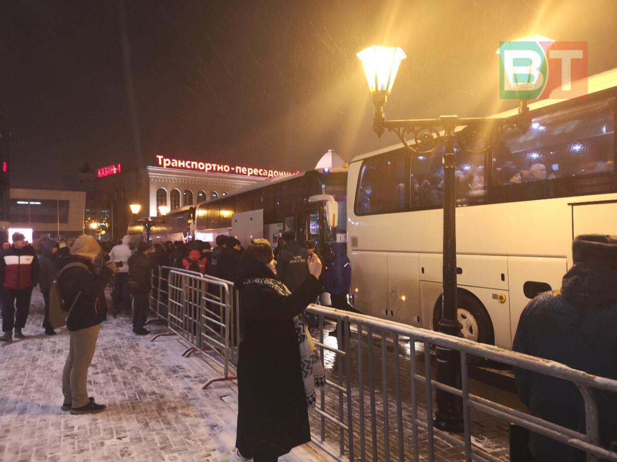 Донецк һәм Луганск халык республикаларыннан мәҗбүри эвакуацияләнүчеләр Казанга кайтып җитте (ФОТО, ВИДЕО)