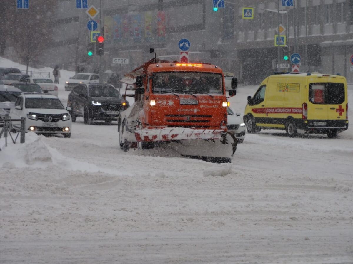ФОТОРЕПОРТАЖ: Казан урамнарын кардан чистарту дәвам итә