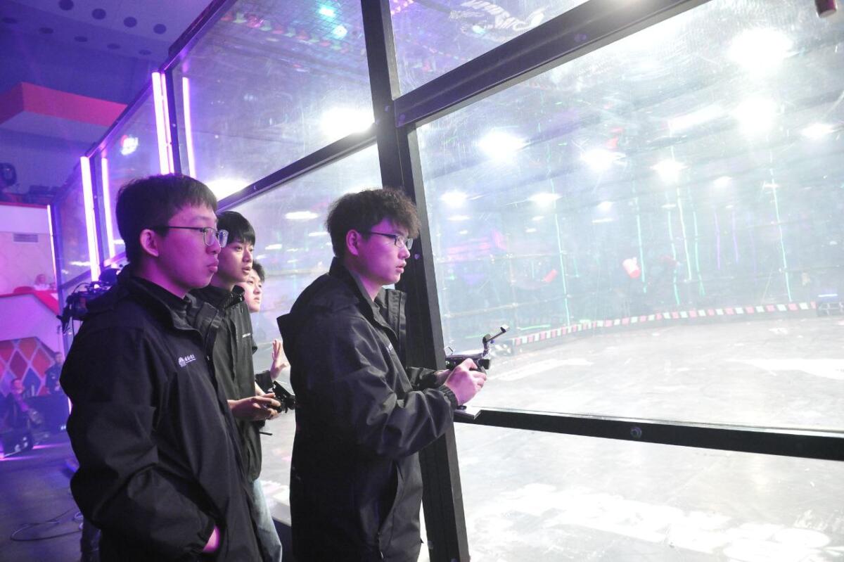 "Киләчәк уеннары". Роботлар көрәше ФОТОРЕПОРТАЖ