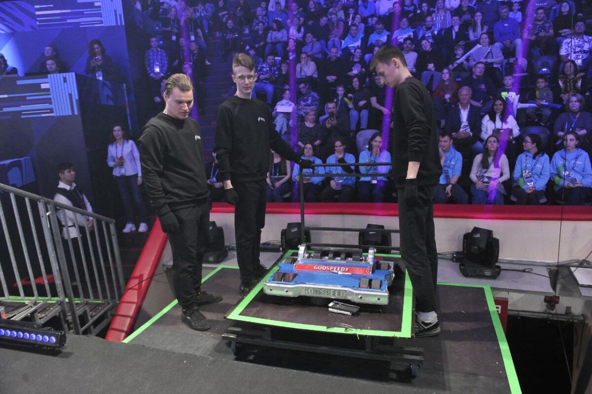 "Киләчәк уеннары". Роботлар көрәше ФОТОРЕПОРТАЖ