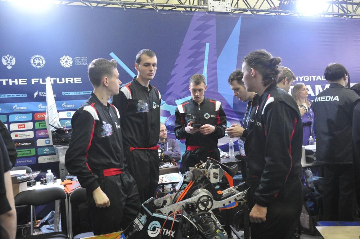 "Киләчәк уеннары". Роботлар көрәше ФОТОРЕПОРТАЖ