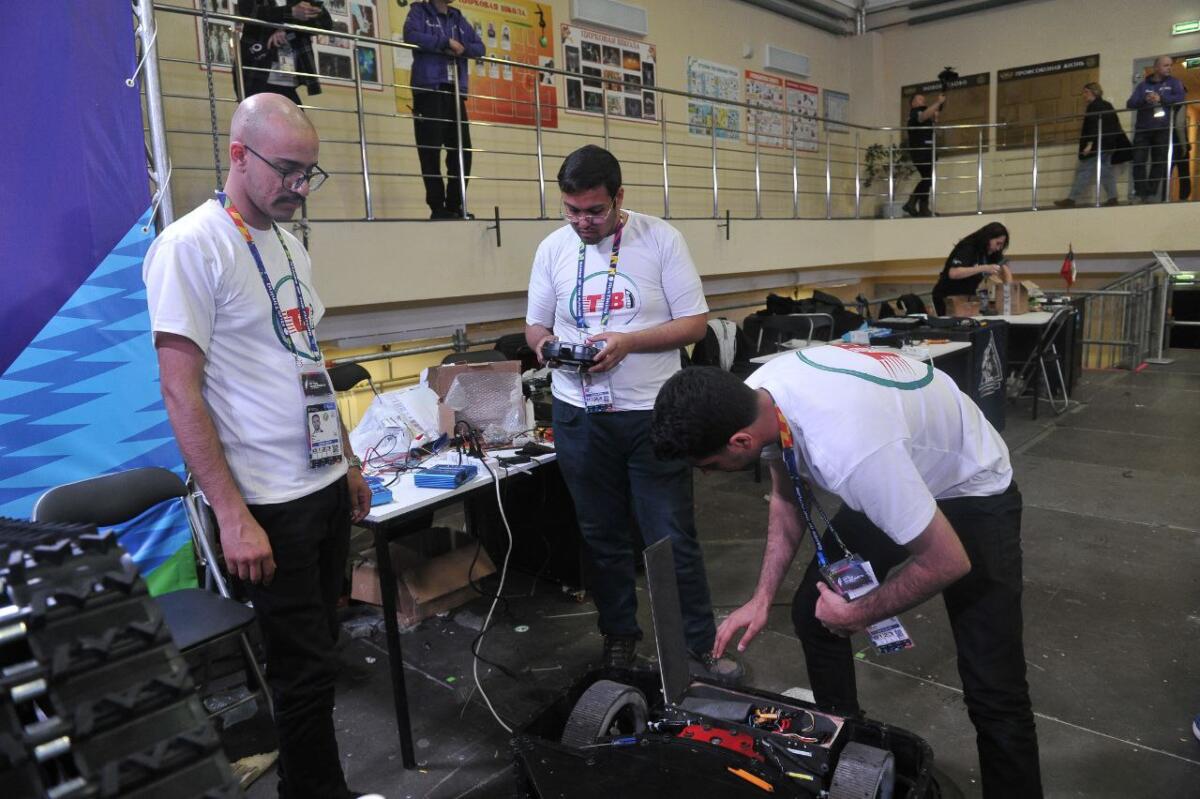 "Киләчәк уеннары". Роботлар көрәше ФОТОРЕПОРТАЖ