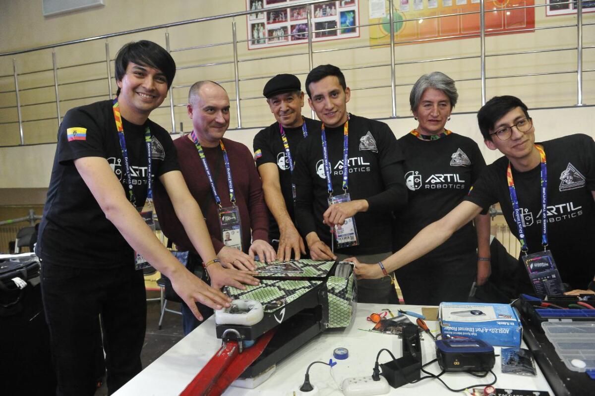 "Киләчәк уеннары". Роботлар көрәше ФОТОРЕПОРТАЖ