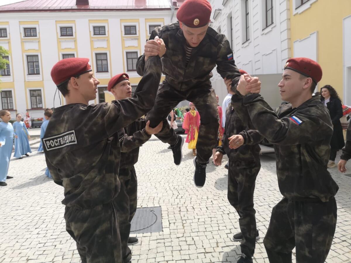 Россия көненә багышланган Халыклар дуслыгы парадыннан ФОТОРЕПОРТАЖ