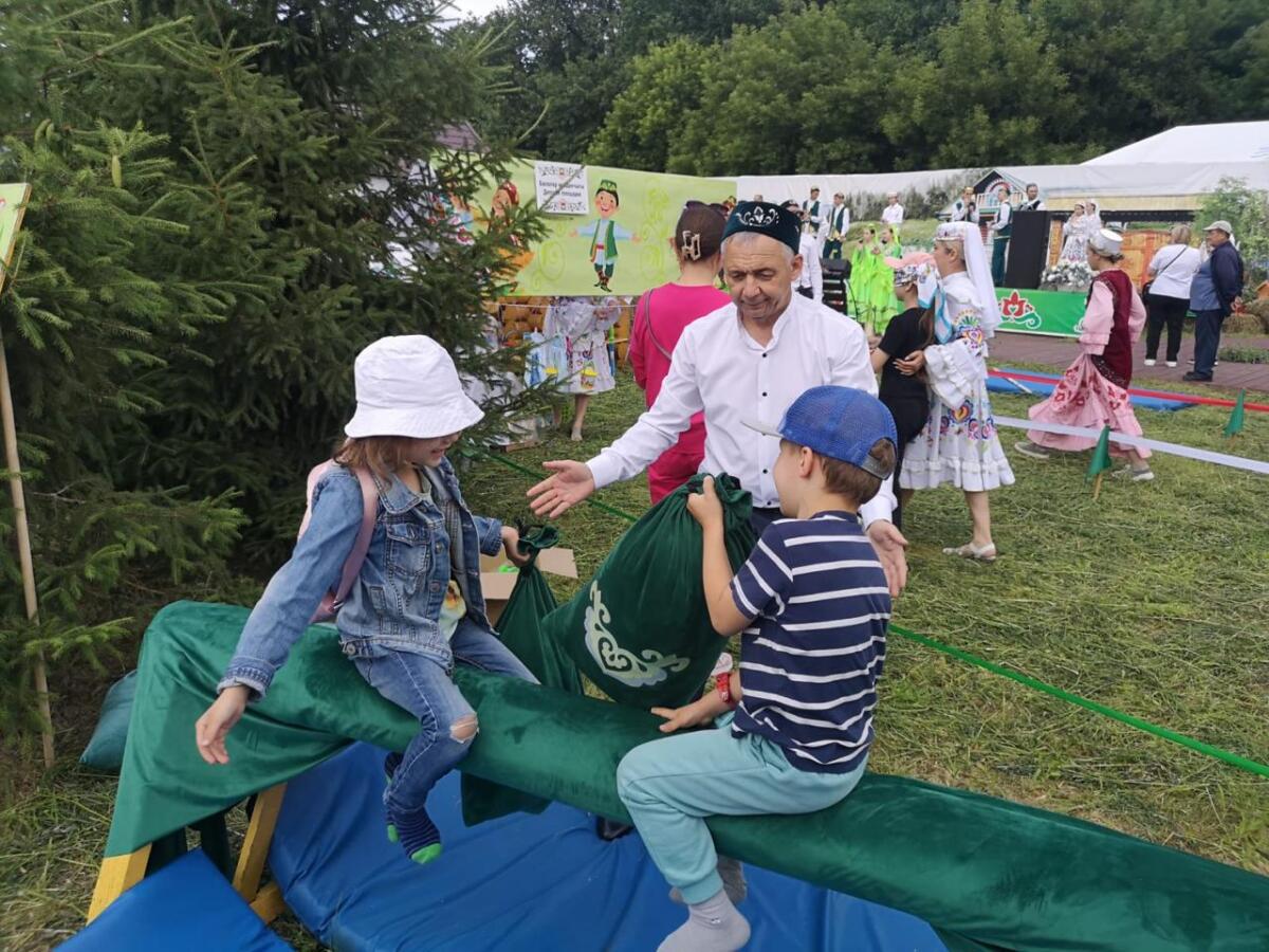 Казанның Тынычлык бистәсендәге Каенлыкта узган Сабан туеннан ФОТОРЕПОРТАЖ