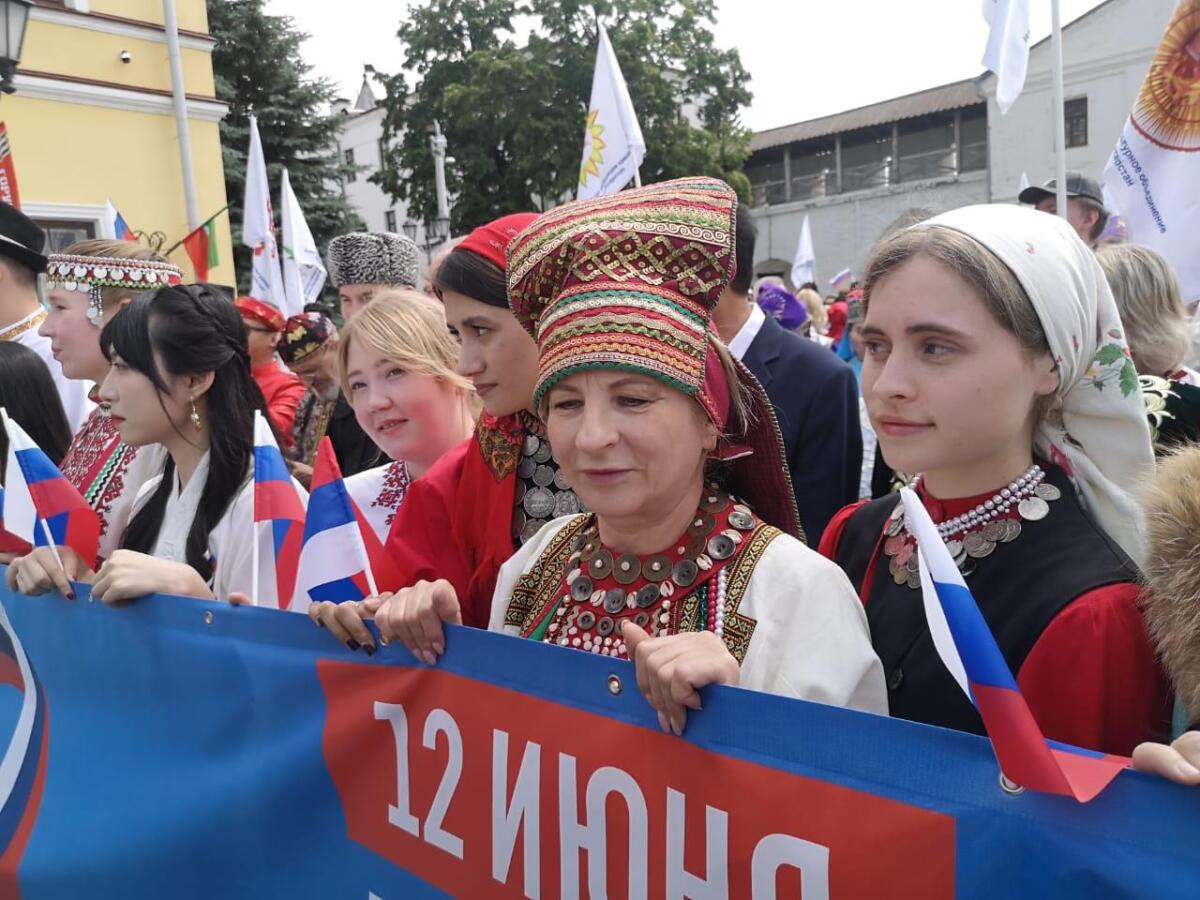 Россия көненә багышланган Халыклар дуслыгы парадыннан ФОТОРЕПОРТАЖ