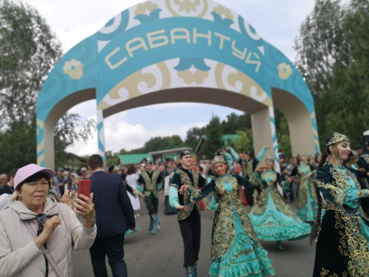 Казанның Тынычлык бистәсендәге Каенлыкта узган Сабан туеннан ФОТОРЕПОРТАЖ