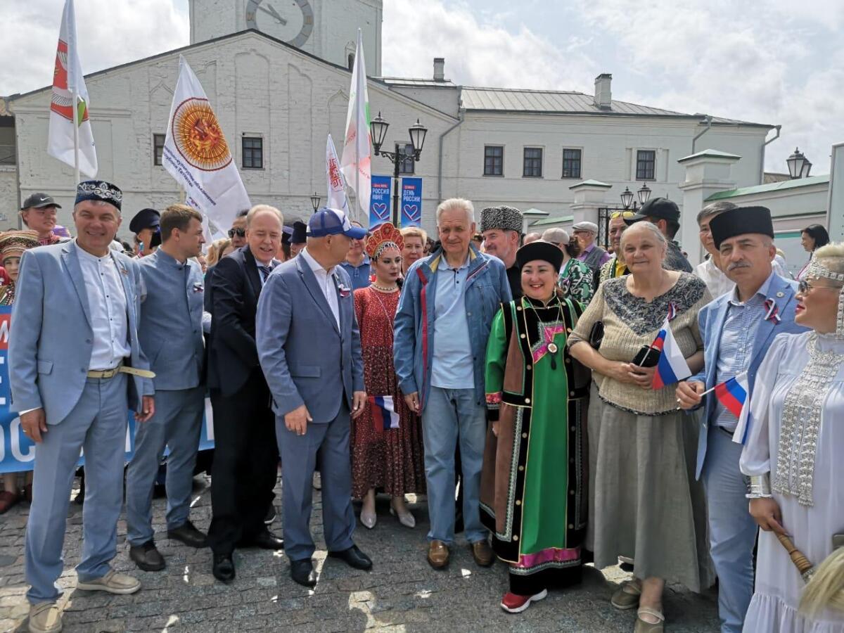Россия көненә багышланган Халыклар дуслыгы парадыннан ФОТОРЕПОРТАЖ