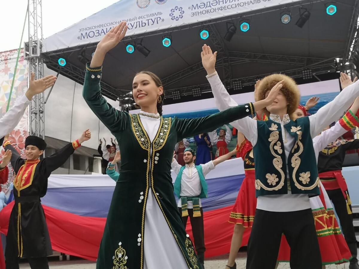 Россия көненә багышланган Халыклар дуслыгы парадыннан ФОТОРЕПОРТАЖ