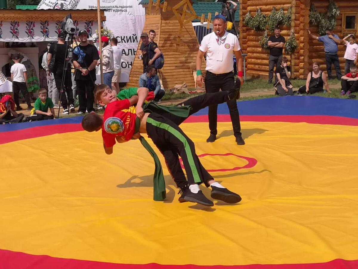 Казанның Тынычлык бистәсендәге Каенлыкта узган Сабан туеннан ФОТОРЕПОРТАЖ