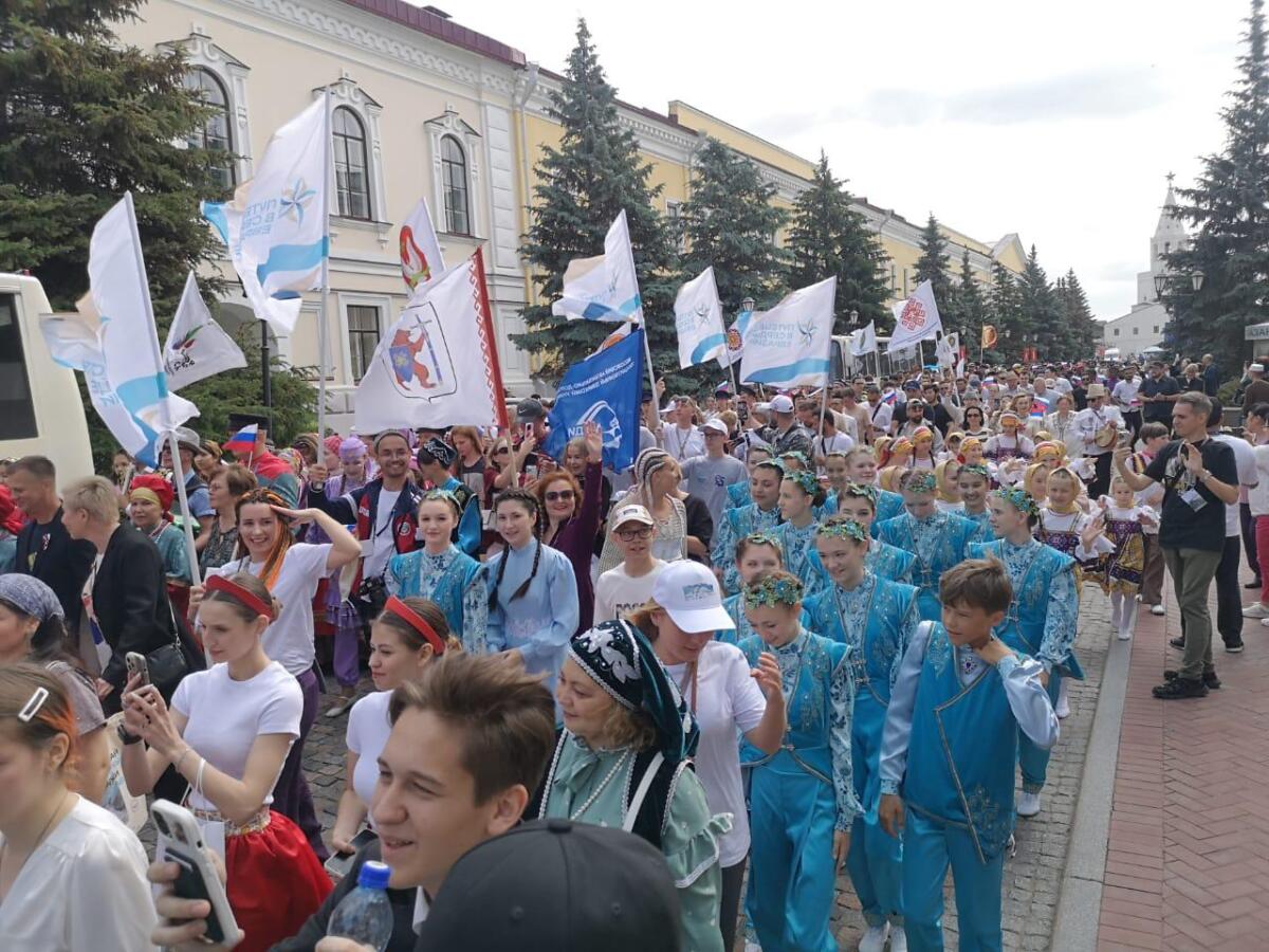 Россия көненә багышланган Халыклар дуслыгы парадыннан ФОТОРЕПОРТАЖ