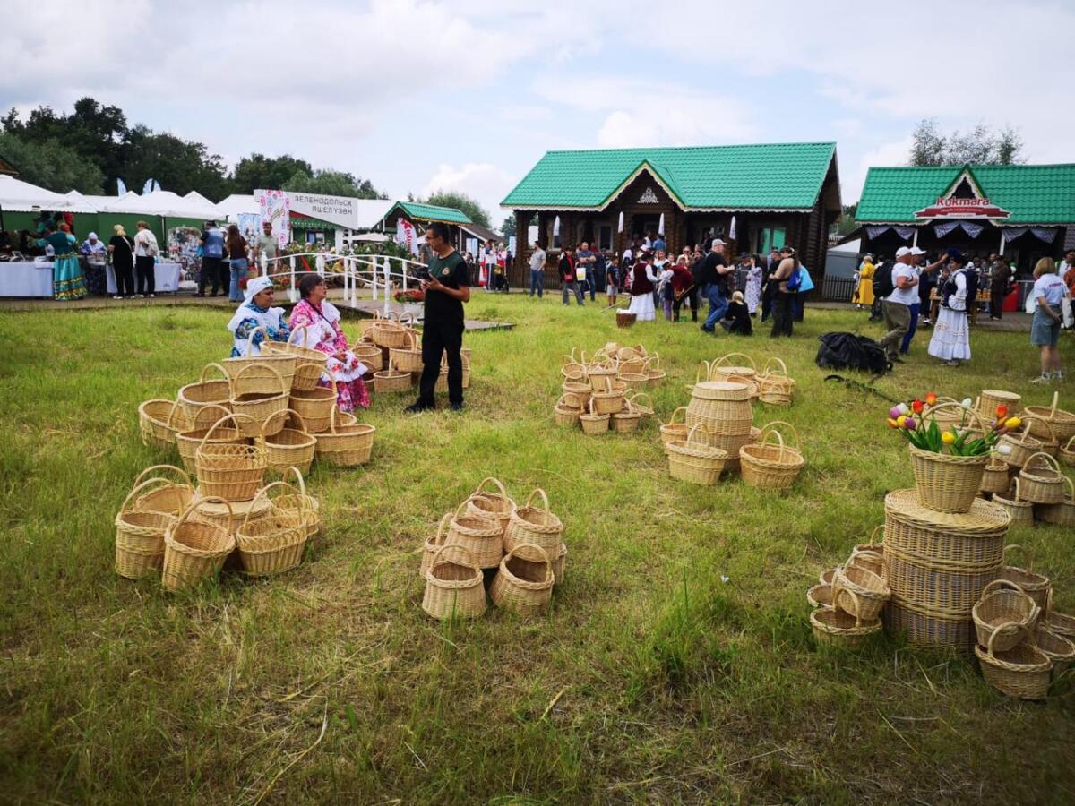 Казанның Тынычлык бистәсендәге Каенлыкта узган Сабан туеннан ФОТОРЕПОРТАЖ