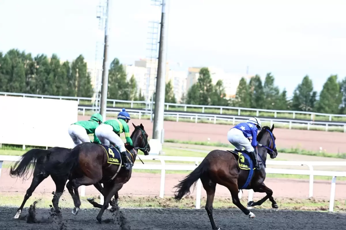 Казан Сабан туе кысаларында ипподромда уздырылган ат чабышларыннан ФОТОРЕПОРТАЖ