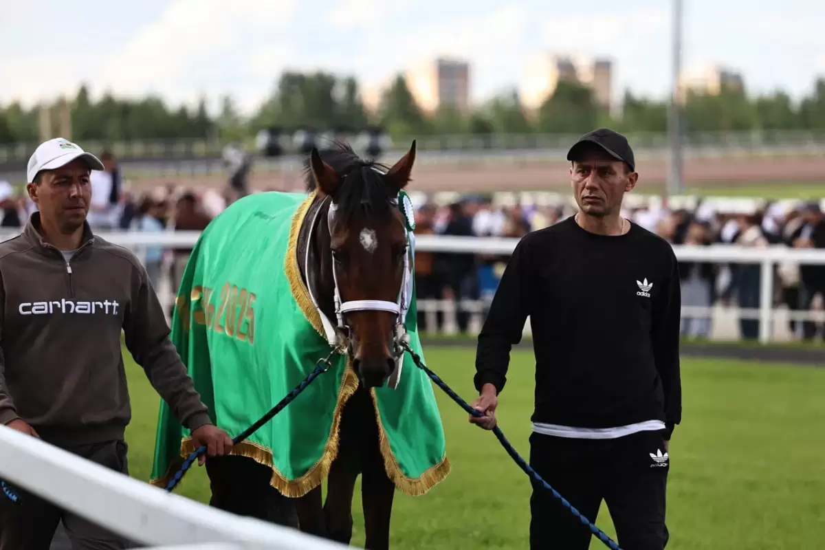 Казан Сабан туе кысаларында ипподромда уздырылган ат чабышларыннан ФОТОРЕПОРТАЖ