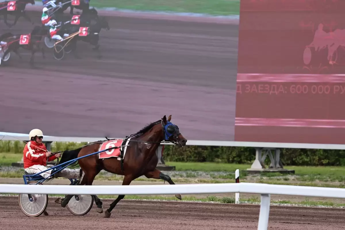 Казан Сабан туе кысаларында ипподромда уздырылган ат чабышларыннан ФОТОРЕПОРТАЖ