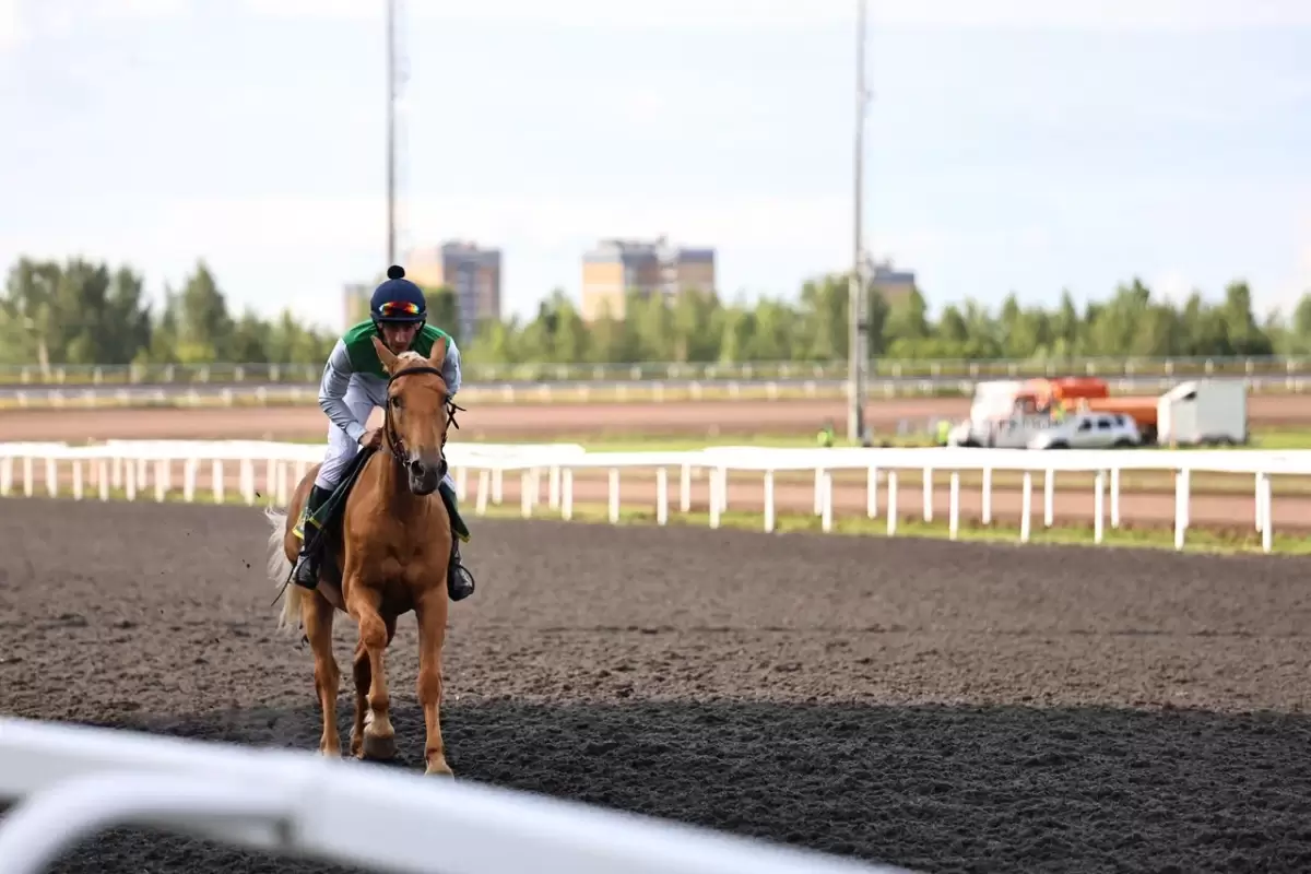 Казан Сабан туе кысаларында ипподромда уздырылган ат чабышларыннан ФОТОРЕПОРТАЖ