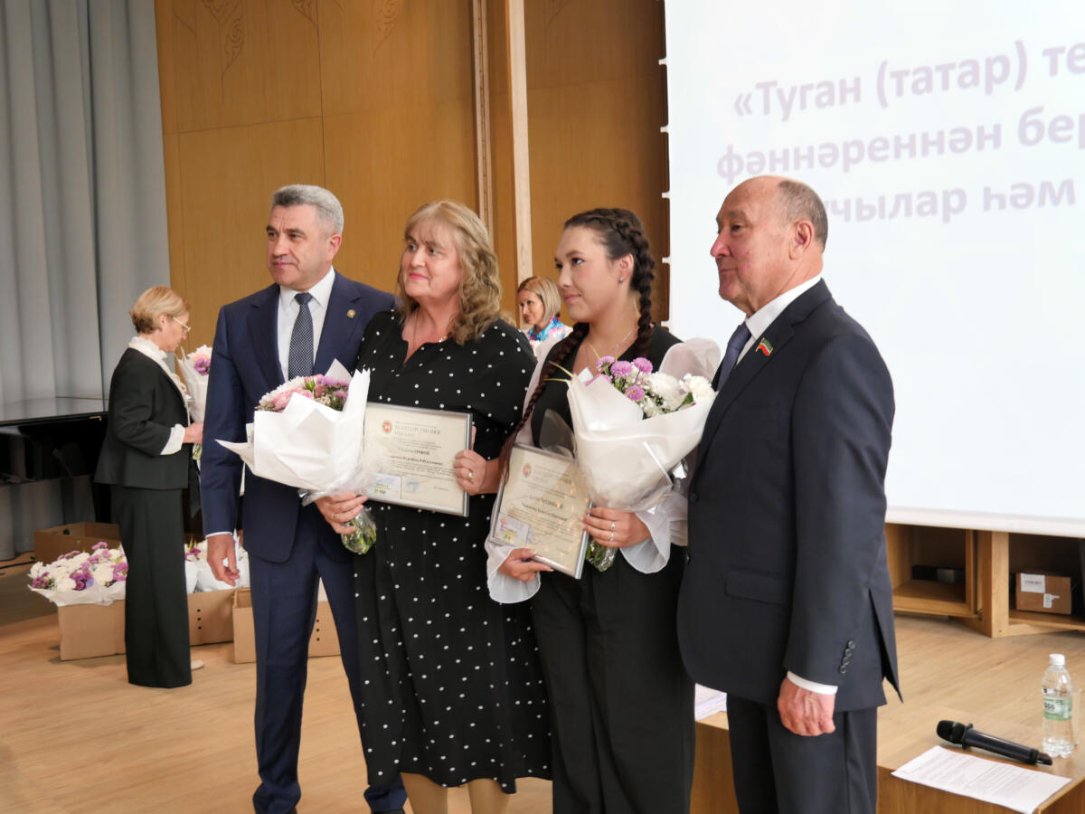 Татар теле һәм әдәбиятыннан БРИ тапшыручыларны бүләкләү тантанасыннан ФОТОРЕПОРТАЖ