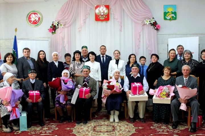 Буада гаилә тормышының «бриллиант» һәм «алтын» юбилярларны хөрмәтләделәр