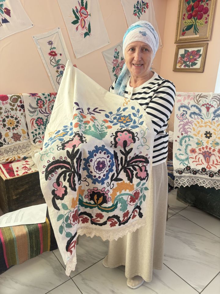 Кич утырып чигәләр: Зирекле авылының «сөлгеләр музее» бар