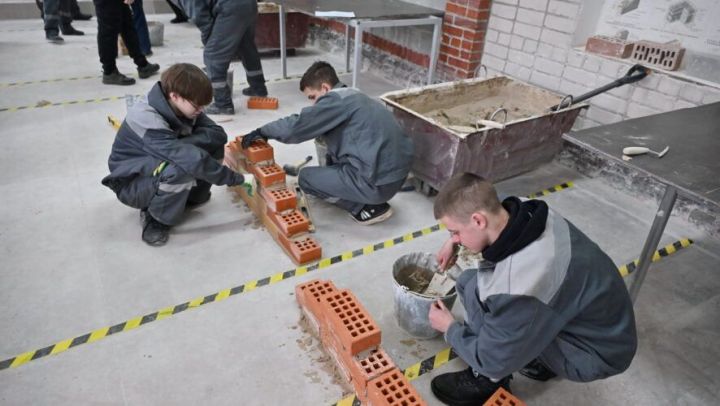 Акча эшли берәү