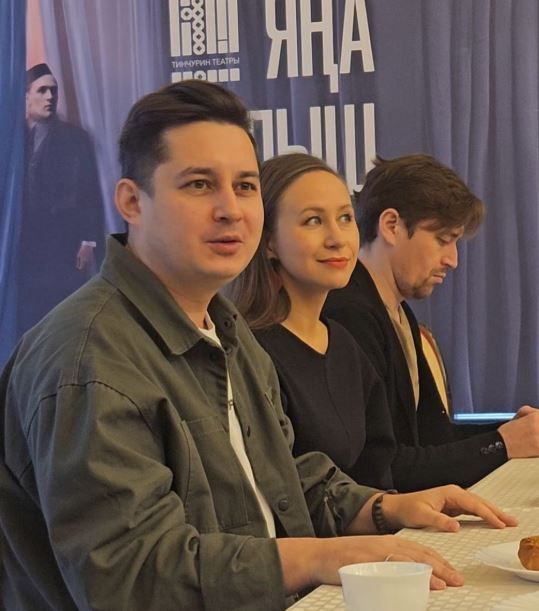 Ни өчен Айдар Җаббаров артистларга өй эше бирә?