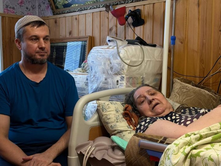 Ана хакы: 46 яшьлек ир инде өч ел урында яткан әнисен тәрбияли