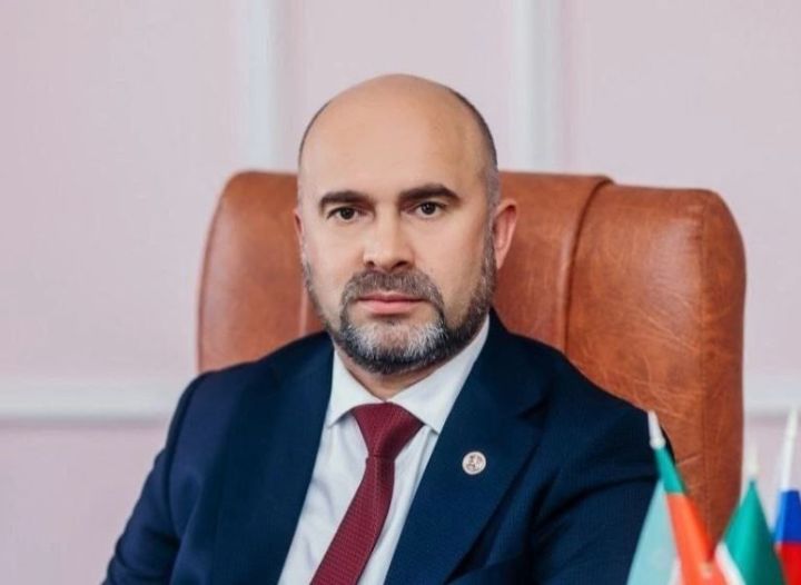 Теләче районы башлыгы Айрат Фәтхуллин: «Казан якын, әмма яшьләр үзебезгә кирәк»