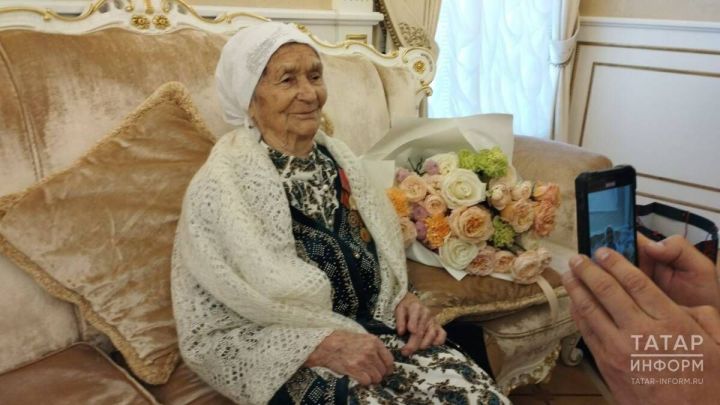 Рөстәм Миңнеханов 100 яшьлек Хөбәйбә Баязитовага медаль тапшырды