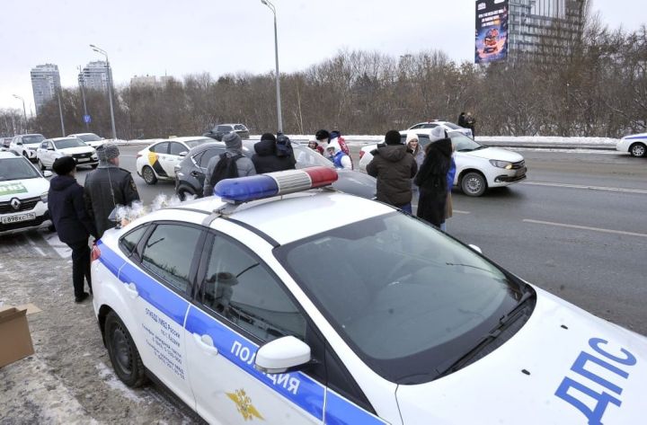 Дәүләт автоинспекциясе хезмәткәрләре Яңа ел белән котлый һәм сак булырга өнди