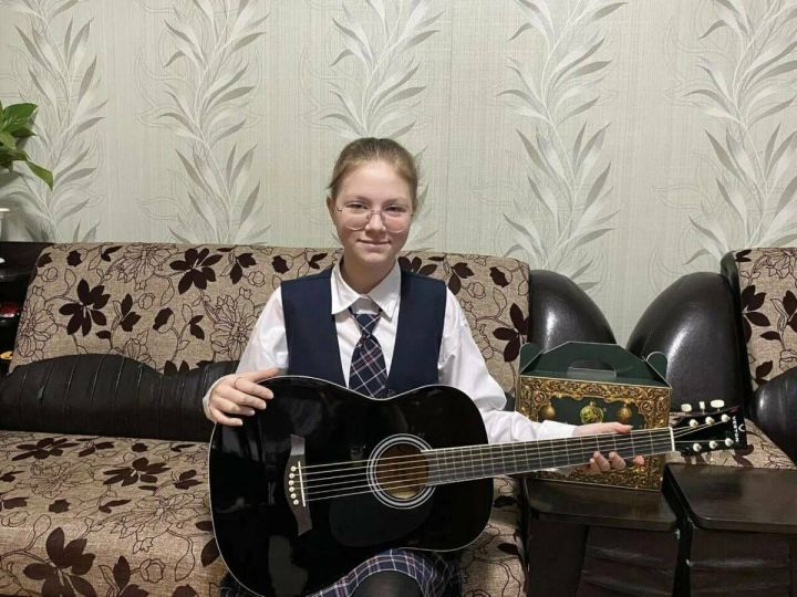 Рөстәм Миңнехановтан гитара алган кызны СВОдагы әтисе уйнарга өйрәткән булган